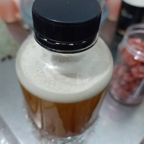 mật ong được đóng chai nhựa kỹ và chắc chắn, thơm, màu đẹp, tuy vậy có nhiều bọt,mở nắp chai có khí xì nhẹ