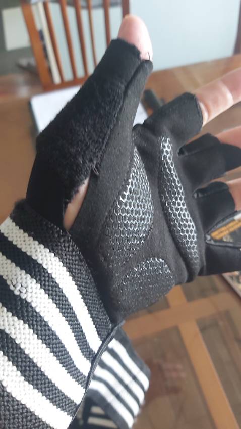 Vừa khui hàng luôn, găng rách, chất lượng siêu kém Vừa khui hàng luôn, găng rách, chất lượng siêu kém