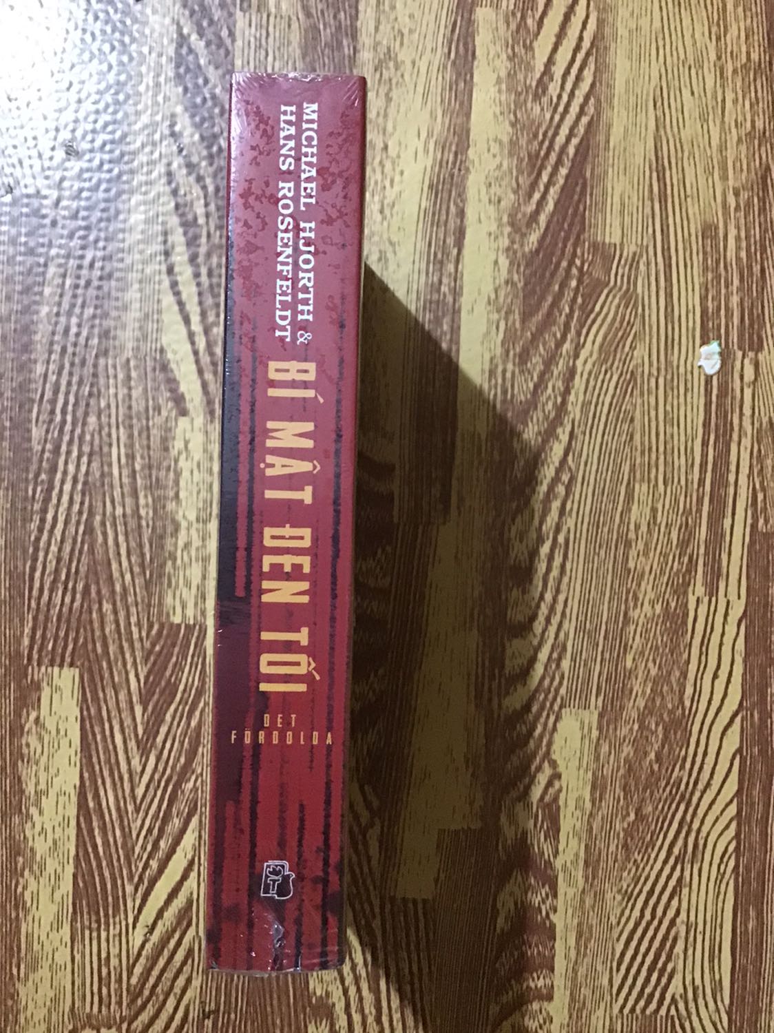 Sách mới,còn nguyên màng Co. Về nội dung là tương đối hay,đáng đọc. Vận chuyển ổn,nhanh k bị móp méo. Khổ sách hơi bé làm cho sách trông có vẻ dày hơn,riêng về giá thì nxb trẻ có vẻ đẩy giá quá cao 210k @@ với một cuốn sách tuy đc đầu tư về dịch thuật,in ấn,nội dung tốt nhưng k đến mức giá này,với mức giá 2/3 độc giả có thể tìm kiếm nhiều tác phẩm hay và đc đầu tư chau chuốt k hề kém hơn