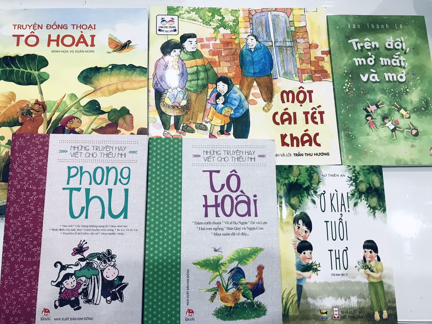 Tiki giao hàng nhanh dễ sợ luôn!
Đóng gói lại cẩn thận nữa!
Sách của NXB Kim Đồng k chê vào đâu đc, giấy dày, chữ và hình ảnh rõ sắc nét nhìn ưng ý lỨm!
Nội dung sách thì ai hoài niệm về kí ức tuổi về quê hương thì đặt ngay đi ạ!