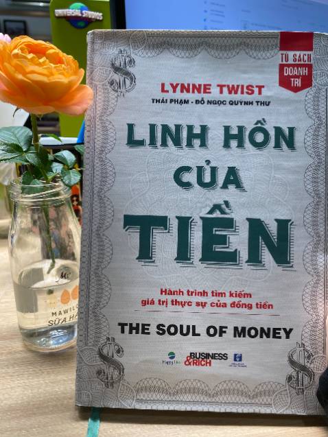 Cuốn sách được viết bởi nhà hoạt động xã hội, tích cực làm từ thiện nên góc nhìn của bà rất thực tế cho thấy hững khám phá tràn đầy cảm hứng và trí tuệ về sự kết nối giữa tiền bạc và một cuộc sống toàn vẹn.