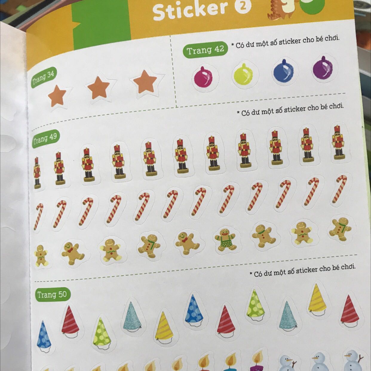 Sách khổ to, dày. In màu sắc nét phù hợp với trẻ nhỏ. Nhiều bài tập. Đa dạng các hình thức câu hỏi và trả lời. Có cả hình dán vừa chơi vừa học. Rất đáng mua