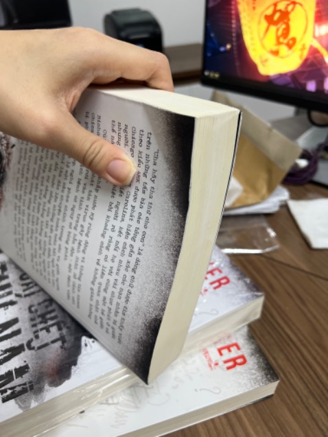 Giao từ HN tới HCM quá nhanh quá nguy hiểm, bể hộp bung  nắp, bể góc sách, sách k bik có quăng ra ngoài k mà dơ hầy, cũ quoăn, đi xa mà còn sợ tốn 1 miếng bọc quấn tới tay thấy thảm quá xá