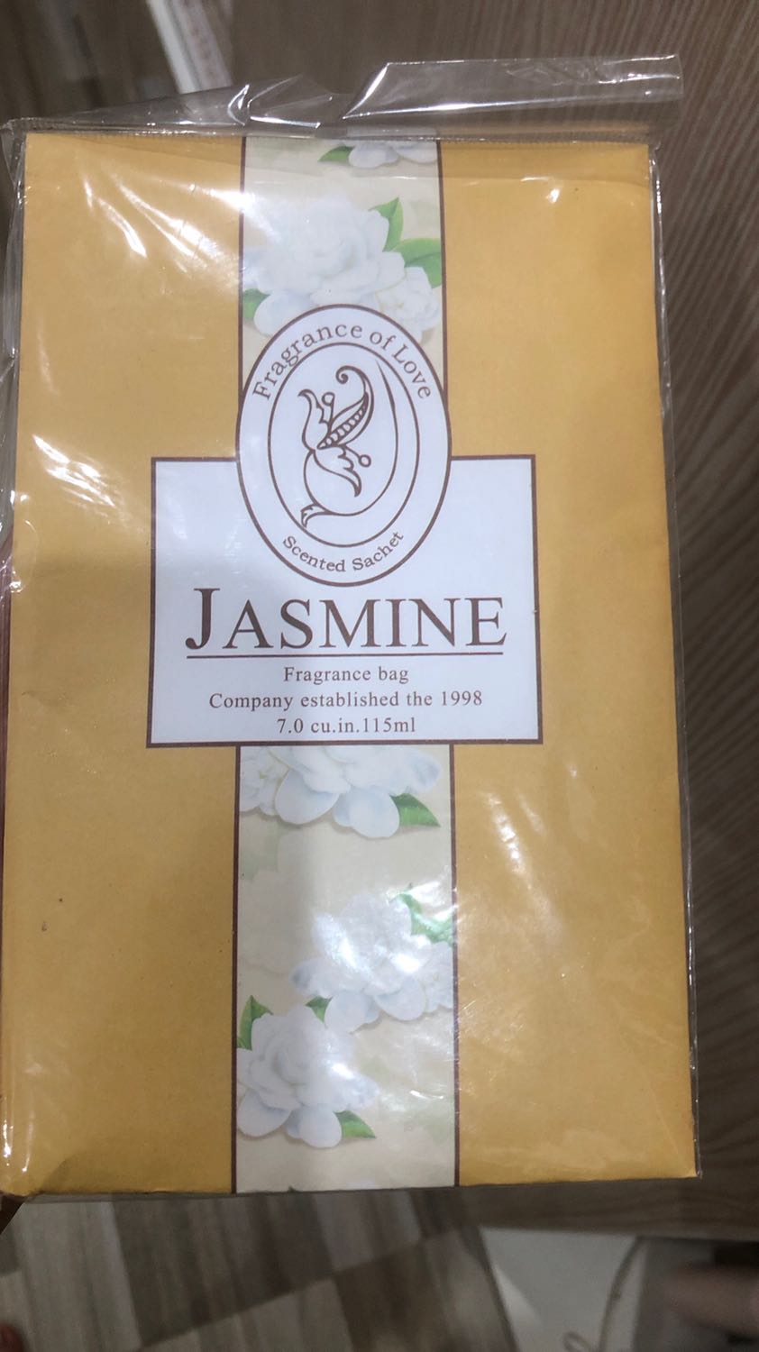 Lần đầu mua loại này về ko biết sử dụng thế nào làm xé rách mất 1 cái. bỏ tủ thấy ko nghe mùi j cả. Thôi mua giá rẻ tạm chấp nhận vậy