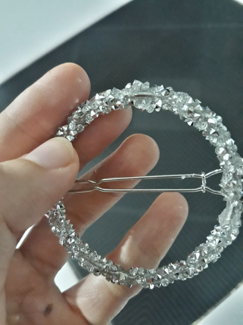 Hàng lỗi, lủng lỗ. Shop hết hàng nên k đổi được. Nhưng vì mình mua cài tóc cùng kiểu cũng lỗi. Và shop phản hồi tin nhắn nhanh chóng, đổi liền cài tóc khác mà k lấy lại cái bị lỗi.
Mình vẫn cho 5* vì dịch vụ khách hàng rất tốt 👍👍👍