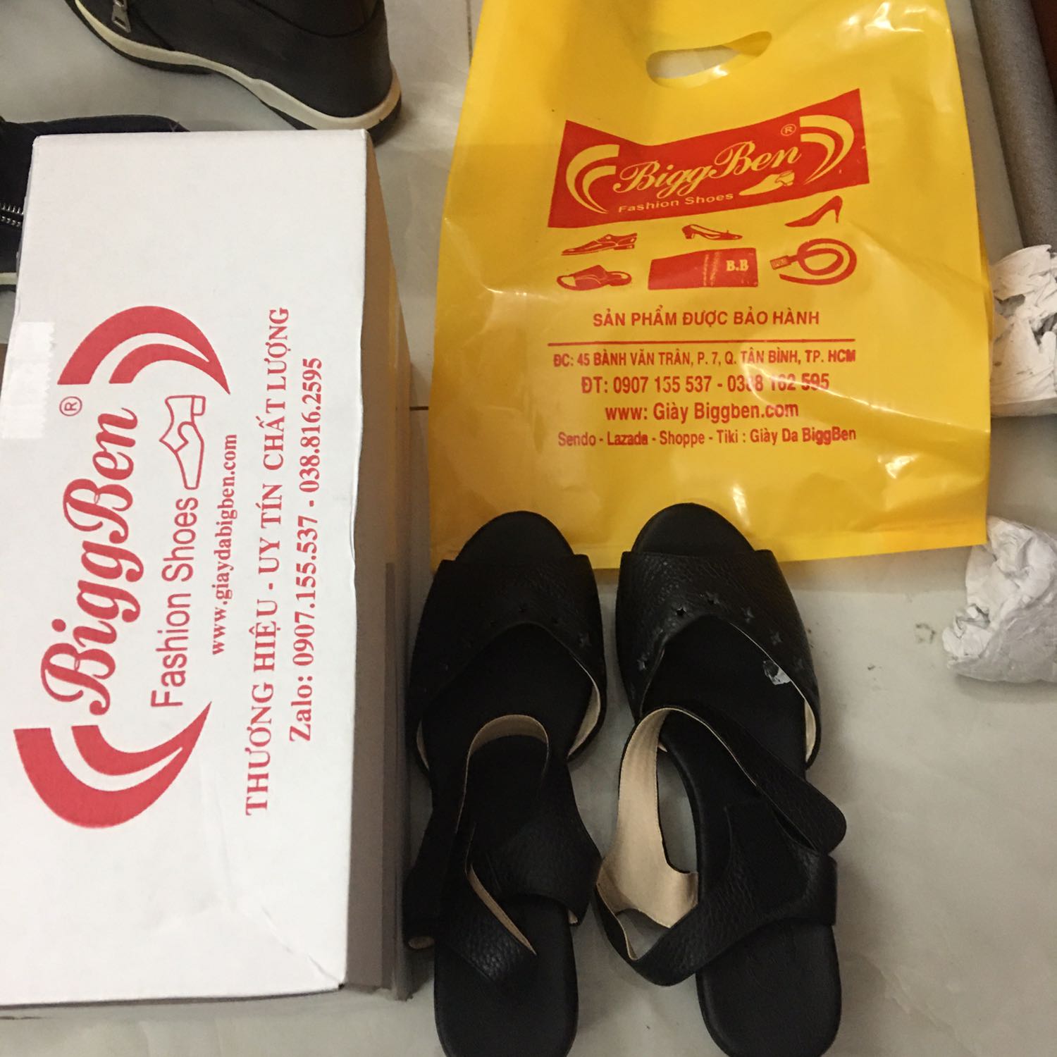 Sản phảm đẹp, bền chắc. Theo đúng là gíiao 31/5 nhưng hôm nay shop giao roii. Tuyệt vời quá, Mẹ mình mong hôm nay có giày nè. Cám ơn Shop rất rất nhiều. Cho 100 sao luôn nè. Hàng đẹo? Moi nguoi ủng hộ shop nha