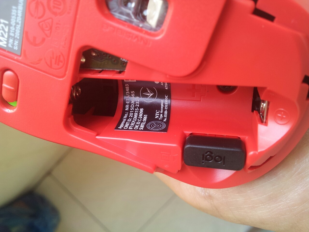 GIẢI ĐÁP THẮC MẮC NHIỀU NGƯỜI VỀ SERIAL NUMBER: TÔI ĐÃ TỰ TAY KHUI 2 CON CHUỘT MỚI NGUYÊN CỦA 2 TIỆM FPT SHOP CÒN NGUYÊN HỘP (CHƯA RẠCH HỘP NHỰA GUARANTEE), KẾT QUẢ ĐỀU Ở TRẠNG THÁI SERIAL NUMBER TRÊN CHUỘT KHÁC SN TRÊN BAO BÌ (HỘP NHỰA) VÀ KHÁC SN TRÊN USB CHUỘT, CÁC CHUỘT VỪA KHUI HỘP - 3 CHÂN ĐẾ CHUỘT ĐỀU ĐÃ CÓ CÁC VẾT XƯỚC (NHƯ NHIỀU BẠN NGHĨ ĐÃ QUA SỬ DỤNG). Con chuột mua ở tiki cũng vậy, chỉ khác bao bì nhựa đã rạch để dán tem bảo hành SPC, có lẽ loại chuột này được sản xuất như thế. Ưu điểm chuột: cầm vừa, êm tay, rê chuột mượt ở mọi môi trường, tiếng bấm giảm khá, nhất là chuột phải bấm gần như không nghe, chuột không phát quang đỏ nên tiết kiệm pin. Nhược điểm: loại chuột không ồn nhưng sao hãng làm con lăn cuộn của chuột rất ồn (phát tiếng kêu rẹt rẹt lớn gấp vài lần con lăn chuột rẻ tiền đang dùng). Tiếng bấm nhỏ nhưng vẫn nghe, ban đêm tiếng con lăn cuộn và tiếng click nghe rất rõ. Phần nhựa sau con lăn gây lấn cấn ngón tay, nếu dùng con lăn nhiều hơi khó chịu. Chuột còn nhược điểm nên chỉ 4 sao. Mình review kỹ để mọi người mua sau tham khảo.