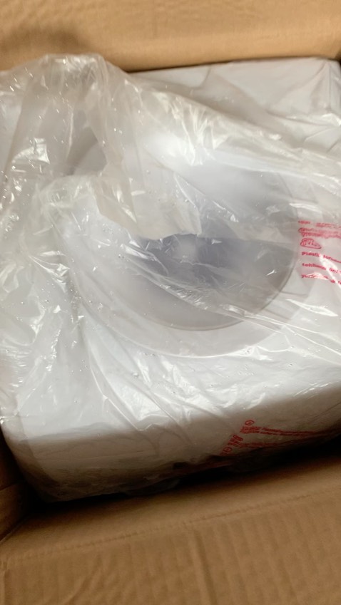 Mở thùng sản phẩm ra thấy ướt nhèm cả cái máy, decal dán thì thấy dơ và cũ.
Đã báo tiki và đang đợi xử lý