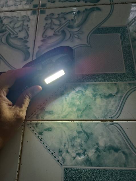 Ánh sáng tốt. Kiểu dáng nhỏ gọn, thiết kế khe cắm sạc sau lớp nhựa che công tắc rất thẩm mỹ. Đáng mua.