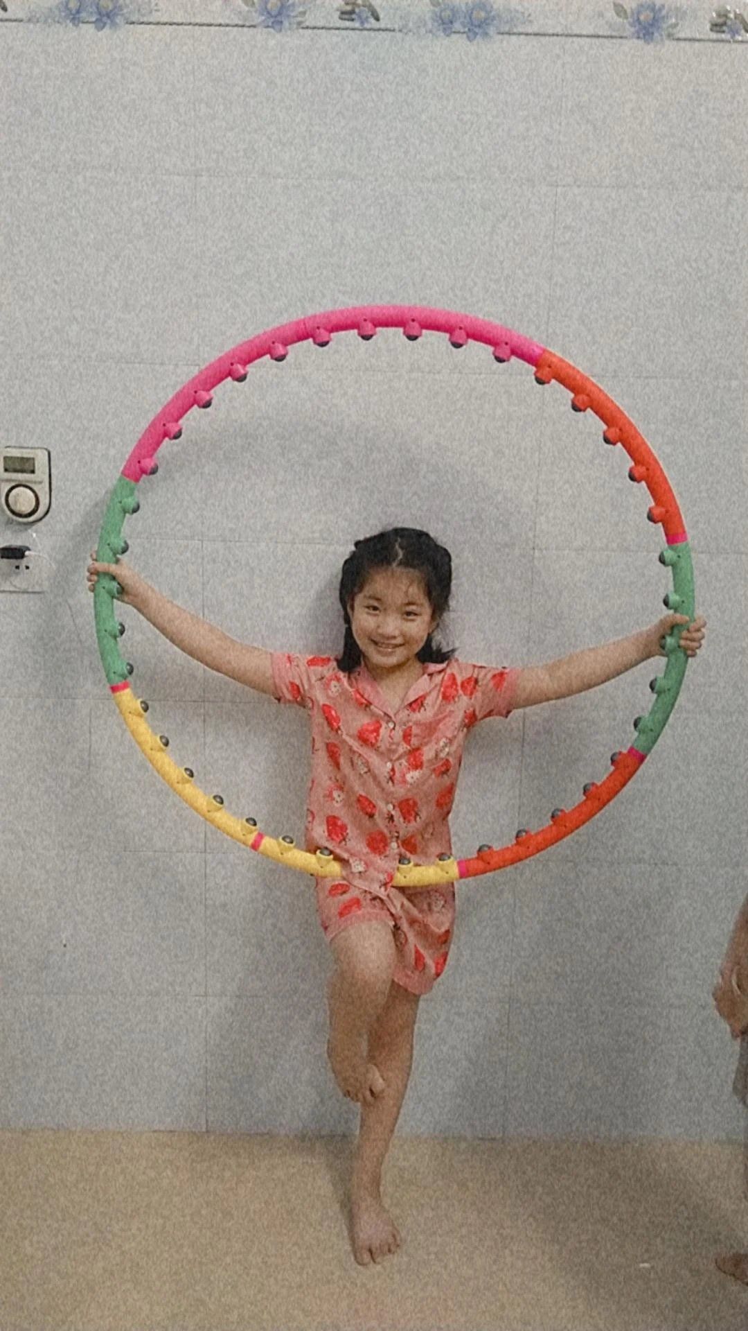 vòng đẹp, tốt. mua về mà đứa em mình chiếm luôn rồi.hahah. ms lắc hơi đau tí. nhưng thế ms giảm đc mỡ