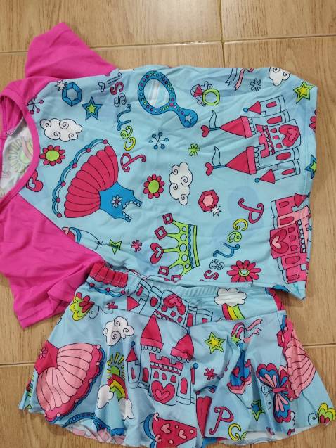 mẫu mã đẹp hi vọng bền. Shop tặng kèm cặp phao tay bơi cho bé. Sẽ ủng hộ shop.