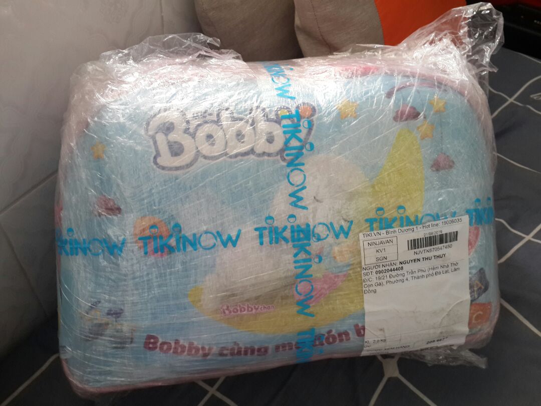 Hàng bọc cẩn thận và ưng nhất là giao hàng nhanh. Mua lúc có code nên giá ok. Mỗi điều, trước khi mua mình có hỏi thì bảo hiện tại chỉ còn màu xanh, ok vì mình sinh bé trai. Đến lúc giao thì giao màu hồng... mà thôi túi cũng xinh nên chấp nhận được