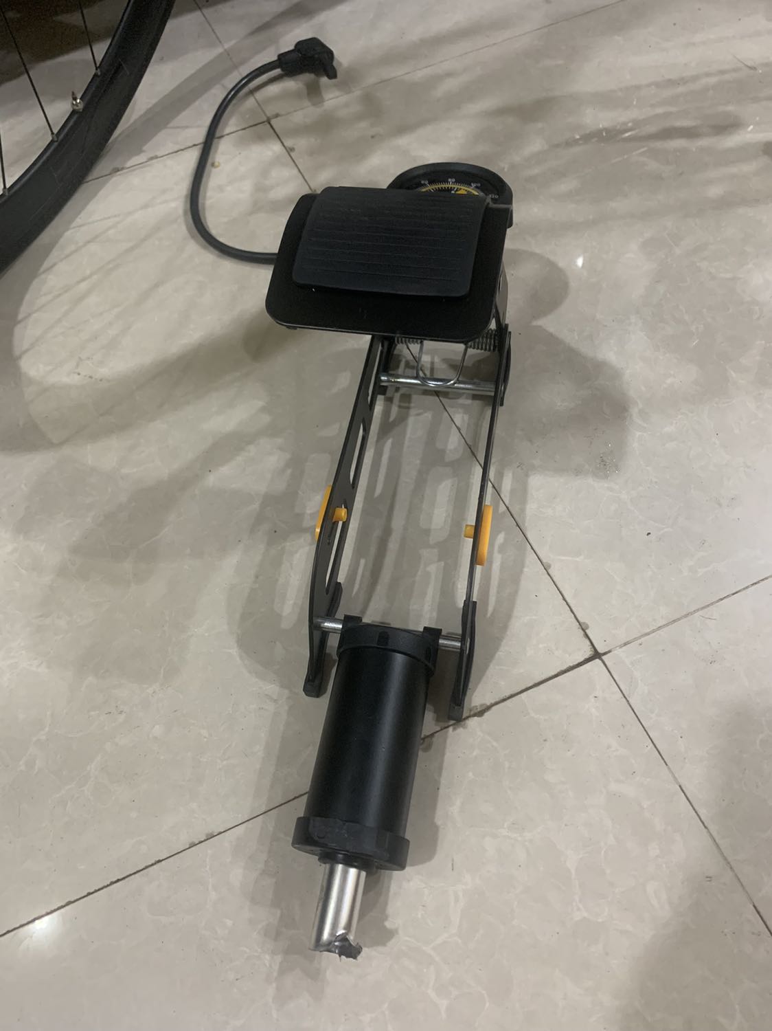 Bơm yếu, bơm 3 lần đã toè ống bơm do không chịu được lực đẩy ngược lại từ lốp. Hãng không bảo hành, nhân viên chăm sóc không thiện chí. Bơm yếu, bơm 3 lần đã toè ống bơm do không chịu được lực đẩy ngược lại từ lốp. Hãng không bảo hành, nhân viên chăm sóc không thiện chí.
