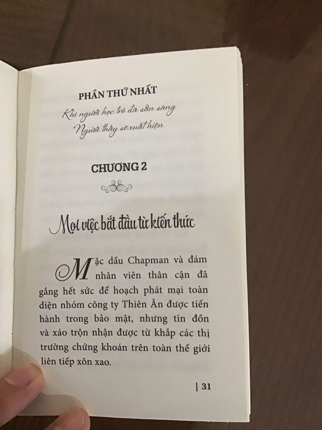 Sách giao khá nhanh. Được bọc kĩ càng. Đây là mốt cuốn sách khá hay kể vể cuộc đời của Thiên Ân từ cậu bé mồ côi với ước mơ giàu có nhất thế giới. Và vô tình gặp được người chú Lương Thành thương nhân giàu có truyền 10 tờ kinh. Sau đó ông Thiên Ân ra nước ngoài dẫu gặp nhiều khó khăn, thử thách nhưng ông vẫn kiên định, ý chí thành công không tử bỏ và đã thành công. Và ông làm đúng di nguyện ông chú chia sẻ lại bí quyết cho tất cả mọi người. Cuốn sách kể chuyện hấp dẫn, rất đáng bỏ vào tủ sách hàng ngày đọc.