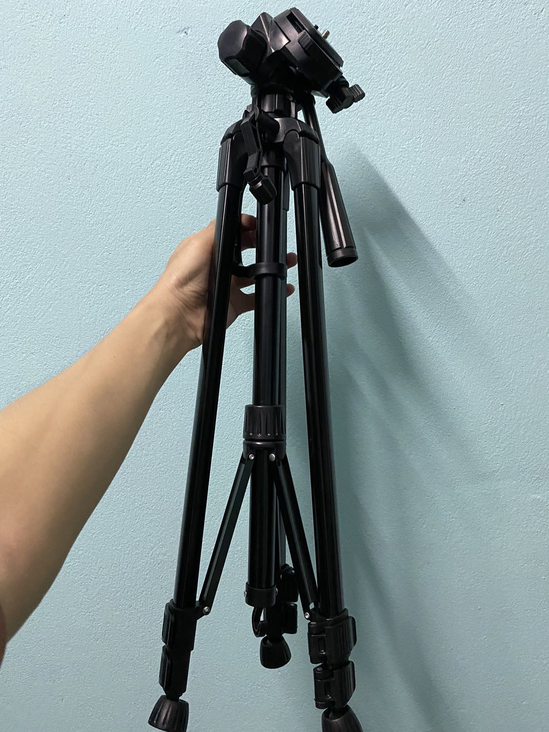 Sản phẩm đã giao không phải chính hãng Weifeng, không phải hình ảnh shop đăng. Và quan trọng là chất lượng yếu hơn nhiều so với tripod Weifeng WT 3520 thật.
Dùng cho điện thoại thì chấp nhận được, nhưng cảm thấy không yên tâm khi gắn máy ảnh lên.
Thân gửi đến shop và Tiki!