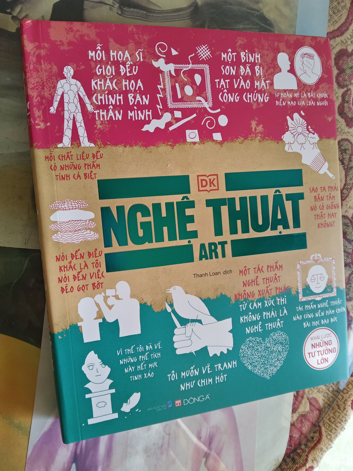 Một cuốn sách rất tuyệt vời dành cho những bạn có niềm đam mê về nghệ thuật và muốn tìm hiểu sâu thêm về nghệ thuật qua từng mốc thời gian. Xuyên suốt những thông tin và phân tích ở sách còn trích ra rất nhiều câu nói hay của những bậc họa sĩ, nhà điêu khắc thiên tài. Đông A cũng làm cuốn sách này rất đẹp, sách cực to và nặng, bìa áo phần tựa có in nhũ xanh, giấy bên trong nhám, lên màu khá tốt, tranh cũng sắc nét và vì in khổ to nên bạn có thể ngắm nhiều tranh rất đã mắt ^^. 
Ngoài ra cũng xin cảm ơn Fahasa vì đã sale cùng lúc với đợt Hội sách Tiki nên mình mua đuợc với giá cực rẻ là 153k