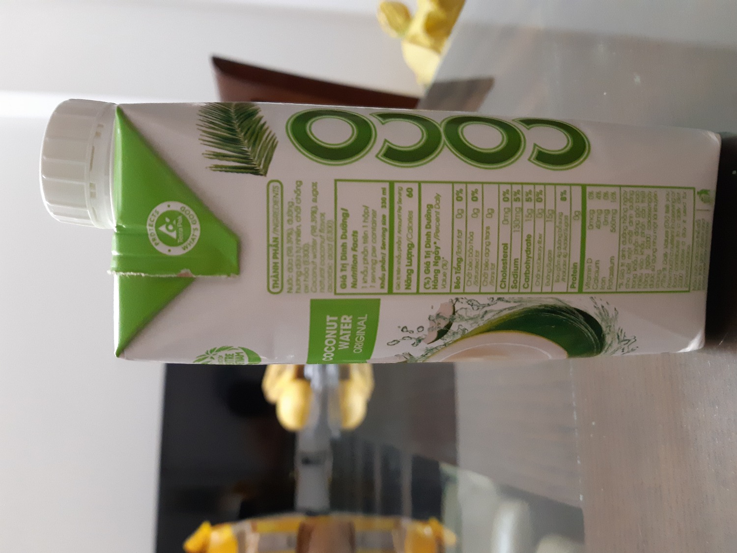 Nước dừa uống cảm giác khá tự nhiên, ko pha tạp, hơi ngọt một chút, có vị dừa khá rõ. Nói chung là mình tin tưởng và sẽ mua thêm để uống mùa hè. Dùng với bình giữ nhiệt LockLock rất ổn nha các bạn, mang đi làm or đi ô tô