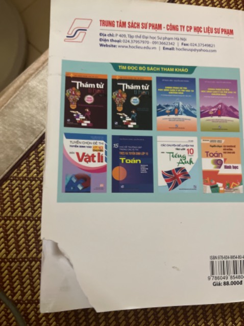 Đặt mua sách 100 bài làm văn mẫu lớp 5 nhưng lại giao sách bồi dưỡng học sinh giỏi toán 9. Tệ hơn nữa là sách giao còn bị rách 1 góc bìa ( như hình). K hiểu nổi luôn!