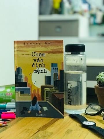 Tôi viết những lời này không phải vì quảng cáo hay có mong muốn được nhận sách từ tác giả mà đơn giản chỉ là điều hay, ý đẹp làm cuộc sống này càng trở nên hạnh phúc, gắn bó nhau thì cần nên được sẽ chia.
Bạn thân mến !
Nếu bạn đang cầm trên tay cuốn sách này thì đây quả là một hạnh lành đối với bạn. Bạn có muốn mình sống một cuộc đời thật hạnh phúc mà không cần bám víu vào bất kỳ ai , được trở về với chính mình để lắng nghe tiếng lòng và yêu thương mình nhiều hơn. Bạn đang chán chường với cuộc sống thực tại, muốn đi tìm một con đường giác ngộ. Nếu bạn đang thổn thức với những điều trên tôi khuyên bạn hãy đọc “Chạm vào định mệnh” của tác giả Phương Bùi.
Kể từ 2 năm trở lại thì đây là cuốn sách thứ hai khiến tôi có nhiều cảm xúc đến vậy, tôi đã hoàn thành nó chỉ sau một đêm, vì sách khá dễ đọc, lời văn đơn giản dễ hiểu nên nếu dành hết tâm huyết để đọc thì chỉ tốn khoảng 4-5h thôi. Với tôi nội dung trong cuốn sách cũng không có gì mới mẻ vì tôi đã follow chị Phương đã từ rất lâu những giá trị nhận được chị Phương đều chia sẻ với mọi người trên trang cá nhân của mình và tôi đã không bỏ sót một bài viết nào từ lúc quen biết chị đến giờ, khi không có thời gian tôi lại nhắc mình hôm sau nhớ đọc lại, những phương pháp tu tập để được an trú trong hiện tại mà chị giới thiệu tôi cũng đã có cơ hội được trải nghiệm nên khi đọc tôi cũng không có gì ngạc nhiên. Nhưng điều đặc biệt nhất với tôi trong cuốn sách này đó là bị thu hút bởi nghị lực vô cùng mạnh mẽ của chị, một người kiên trì và quyết liệt, người đã nói là làm đến cùng, trải qua vô vàn khó khăn, gian khổ nhưng không bao giờ bị khuất phục trước mọi hoàn cảnh, từ việc khởi nghiệp, sinh con, cho đến việc độc lập một mình và không còn quan tâm gì đến hai từ "thiên hạ"...Chúng ta có khá nhiều công việc để kiếm ra tiền nhưng công việc nào mới có thể giúp ta có hạnh phúc chân chính, không phạm giới nghiệp, giúp người giúp mình giúp cuộc đời này thêm hạnh phúc đó cũng là một giá trị mới mà tôi nhận được từ sách.
Từng dòng chữ trong cuộc sách là những chia sẻ rất đời thường của tác giả,những kinh nghiệm xương máu và bằng tất cả tình yêu thương chân thành họ lại muốn gửi tặng đến chúng ta. Tôi vô cùng yêu mến và cảm kích những người như vậy. Giờ thì mỗi buổi sáng khi thức dậy tôi đều lấy “ Chạm vào định mệnh” ra và đọc, như một thức ăn tinh thần giúp tôi tràn đầy năng lượng cho ngày mới, hay những khi xuống tinh thần tôi cũng sẽ đọc cuốn sách này và biết mình phải tự làm gì để có thể hạnh phúc hơn. Tôi đã khởi duyên lành còn việc nhận được giá trị từ cuốn sách này hay không là từ tâm bạn nhé .Chúc những người anh em của tôi luôn sống một cuộc đời an nhiên, hạnh phúc.