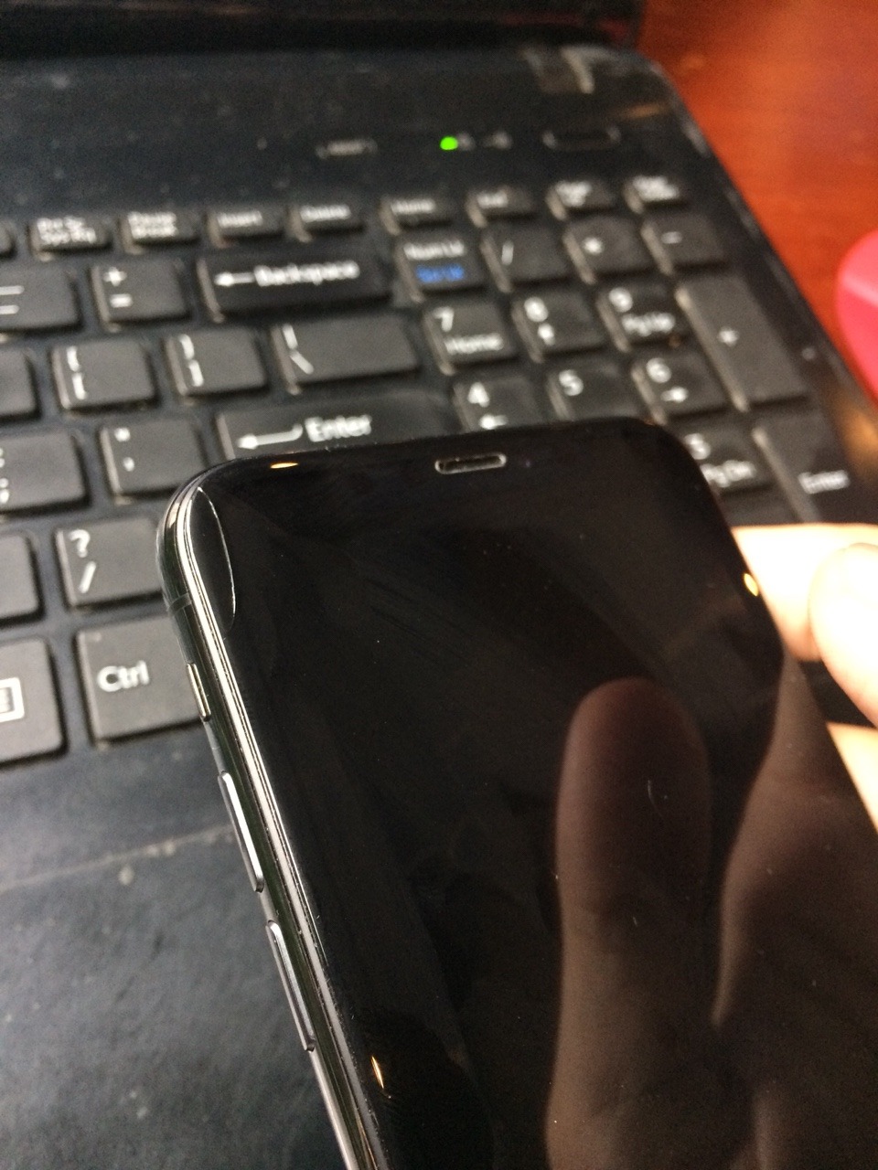 Mình chỉ ấn nhẹ mà đã vỡ ngay góc. Chất lượng kém.