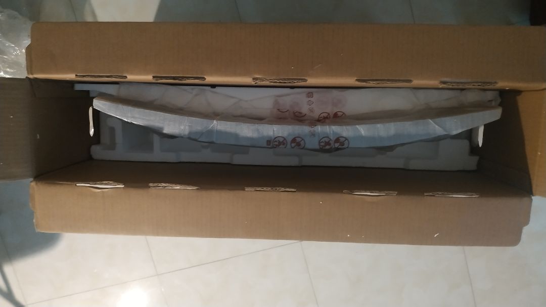 hàng bên trong đầy đủ. bọc nilon bên ngoài đến nới có rách chút nhưng k sao. màn hiển thị ok