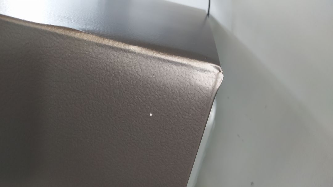 mới giao hồi sáng, nên chưa biết tủ có hoạt động được không. Nhưng giao hàng thì giao bằng xe to mà vẫn bị móp nặng như vậy, đc cái là anh nhân viên rất nhiệt tình gỡ lại 1 phần. Đợi anh nhân viên lắp đặt qua lắp tủ xem hoạt động như thế nào, mới tính tiếp.