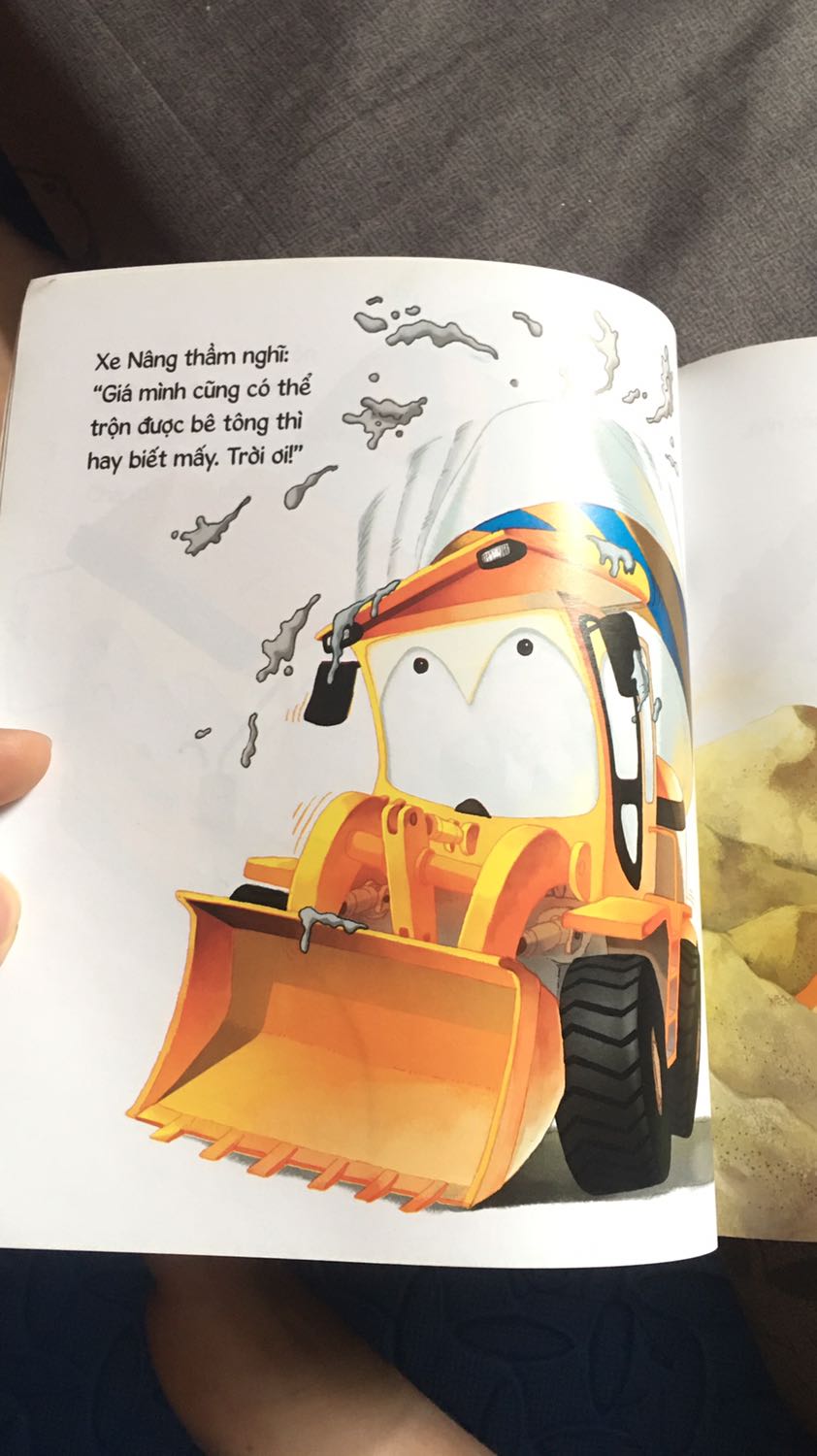 Bạn xe nâng dễ thương. Sách in màu sắc đẹp. Tươi sáng
