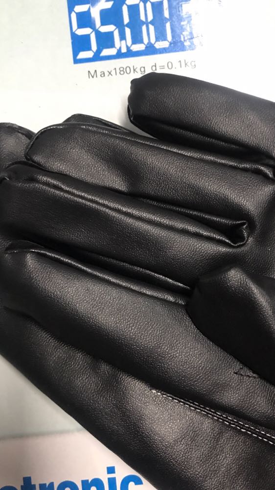 Găng tay mềm, co giãn tốt, đường may tỉ mỉ chắc chắn. Lớp da bóng đẹp mềm mại nữa. Lớp lót nỉ lông ở bên trong khi đeo cho cảm giác dễ vừa tay và dễ chịu. Shop giao hàng nhanh hai ngày là lấy được sản phẩm rồi. Uy tín, ủng hộ shop