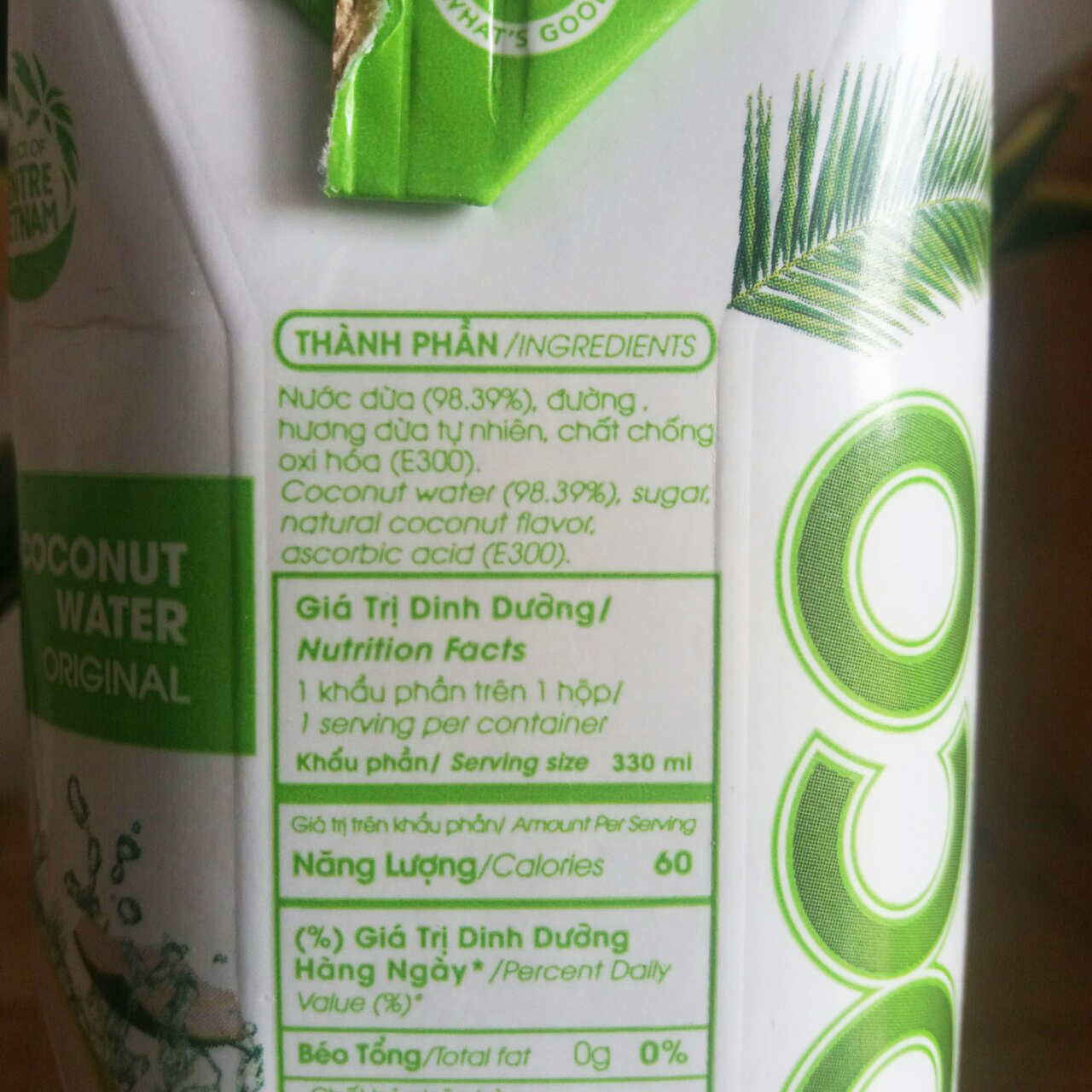 Mình không thích đường lắm nên thấy vị đường khá rõ, có điều hơi khó hiểu tại sao SP có 98% đường lại phải cho thêm hương liệu "hương dừa tự nhiên"? dừa nguyên chất đã rất thơm và ngon rồi.  mặc dù chỉ có gần 2% phụ gia nhưng đối với mình vẫn là nhiều, hôm nọ đang cần nên mua vội loại này, sẽ tìm mua sản phẩm Nước Dừa nguyên chất 100%.
