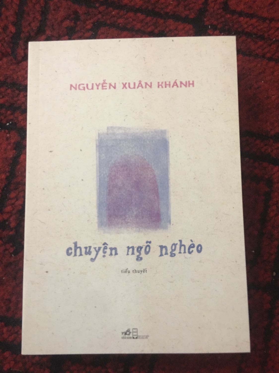Điều thu hút mình đầu tiên khi nhìn vào quyển sách này là cái bìa, siêu siêu xinh luôn, cả bìa áo lẫn bìa ở trong! Nhưng buồn xíu vì bìa áo bị gấp vào 1 xíu và nó cứ bị thừa ra 1 chút kiểu gì ấy? Không thuận mắt cho lắm :((( Không bàn tới nd thì đây là tuyệt phẩm của cụ NXK rồi ❤️ Dịch vụ Tiki thì k chê vào đâu được!