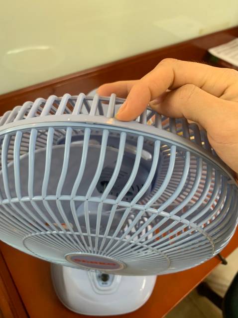 Quạt bé xinh, giá thành rẻ, nhưng shop giao cho mình cái quạt bị hở lồng như trên ảnh, ấn vào vẫn bị bật ra. Shop không kiểm tra kỹ hàng trước khi giao cho khách. Mình ở tận hà nội nên không bao giờ muốn đổi lại hàng cả rất mất thời gian. Đánh giá 4* thôi ạ