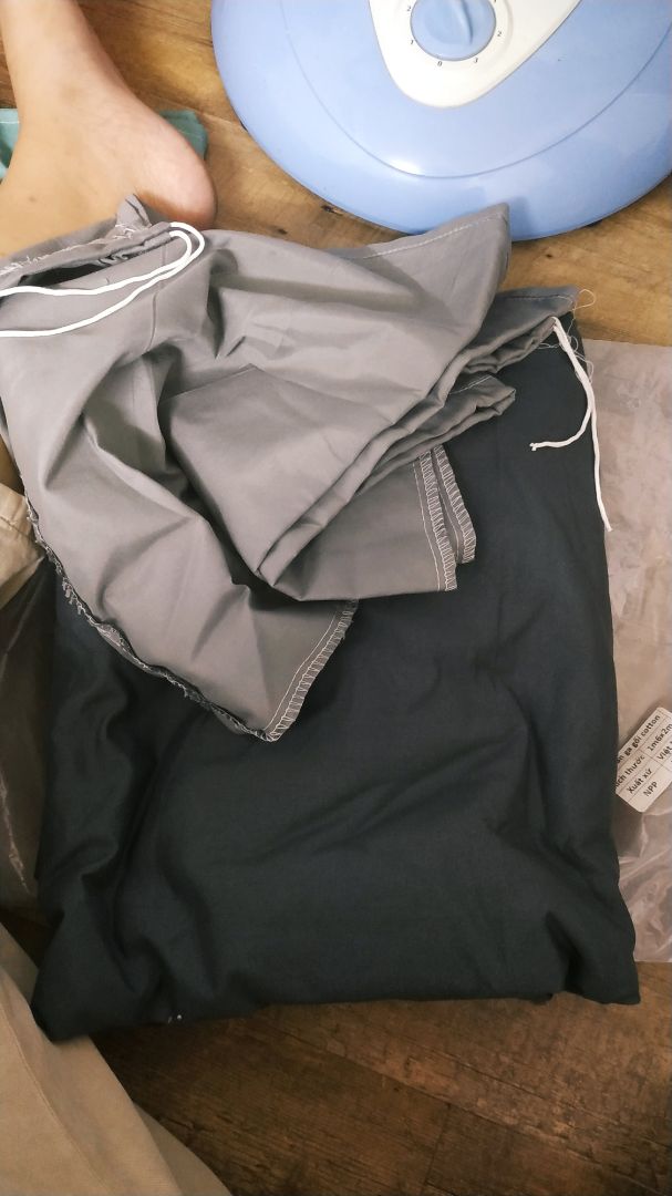 mình mua màu xám và màu xanh, chất cũng được nhưng thấy áo gối hơi bật màu tone khác