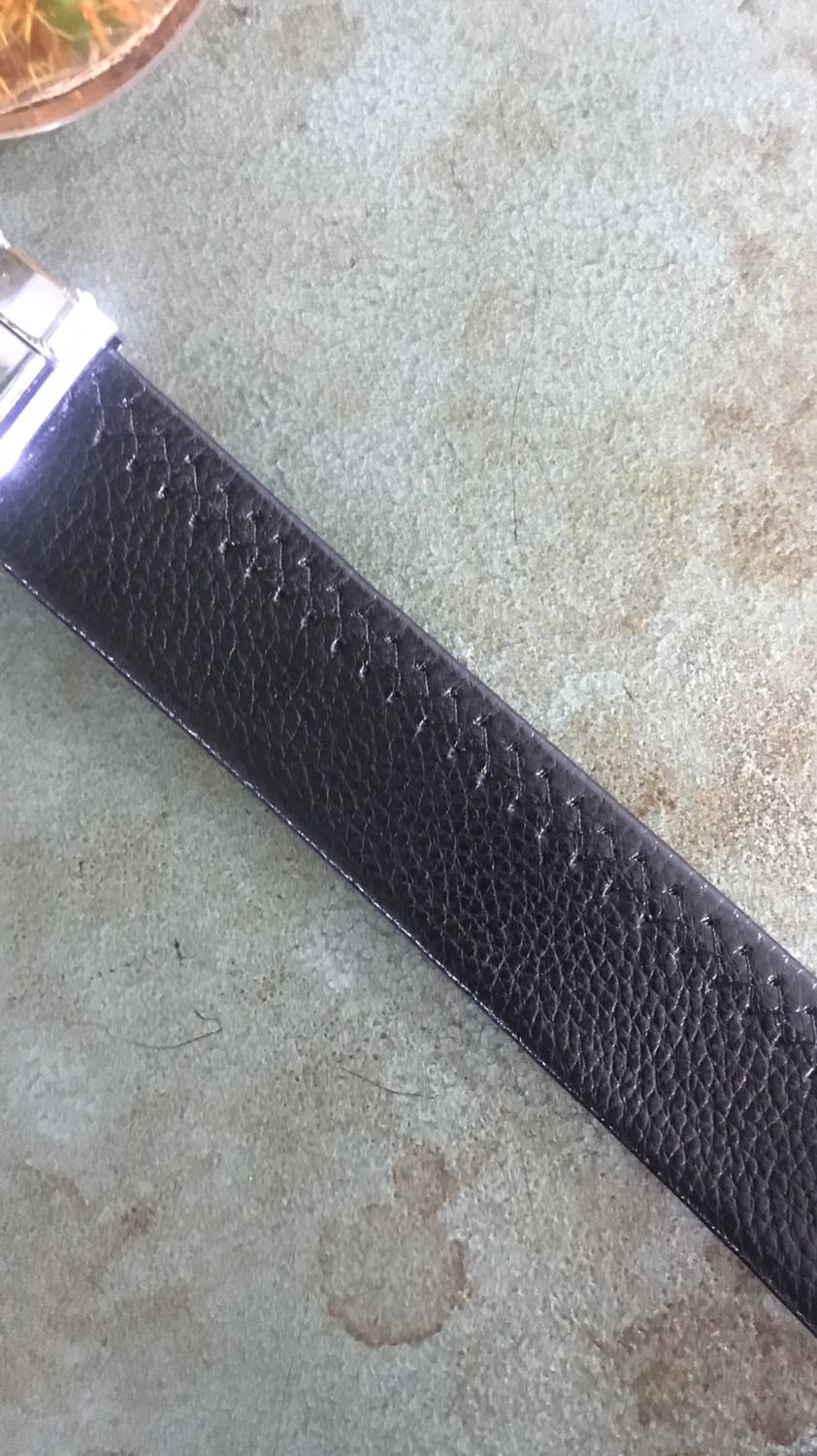 Mặt thắt lưng nhìn rất đơn giản nhưng nhận thì rất đẹp. Mặt rất thời trang, dễ phối đồ. Dây da rất dài và mềm. Mình phải cắt đi một đoạn đeo cho vừa. Dây may cũng khá là tỉ mỉ. Khoá tự động khỏi lo về việc bấm lỗ. Sản phẩm ok. Cảm ơn shop.