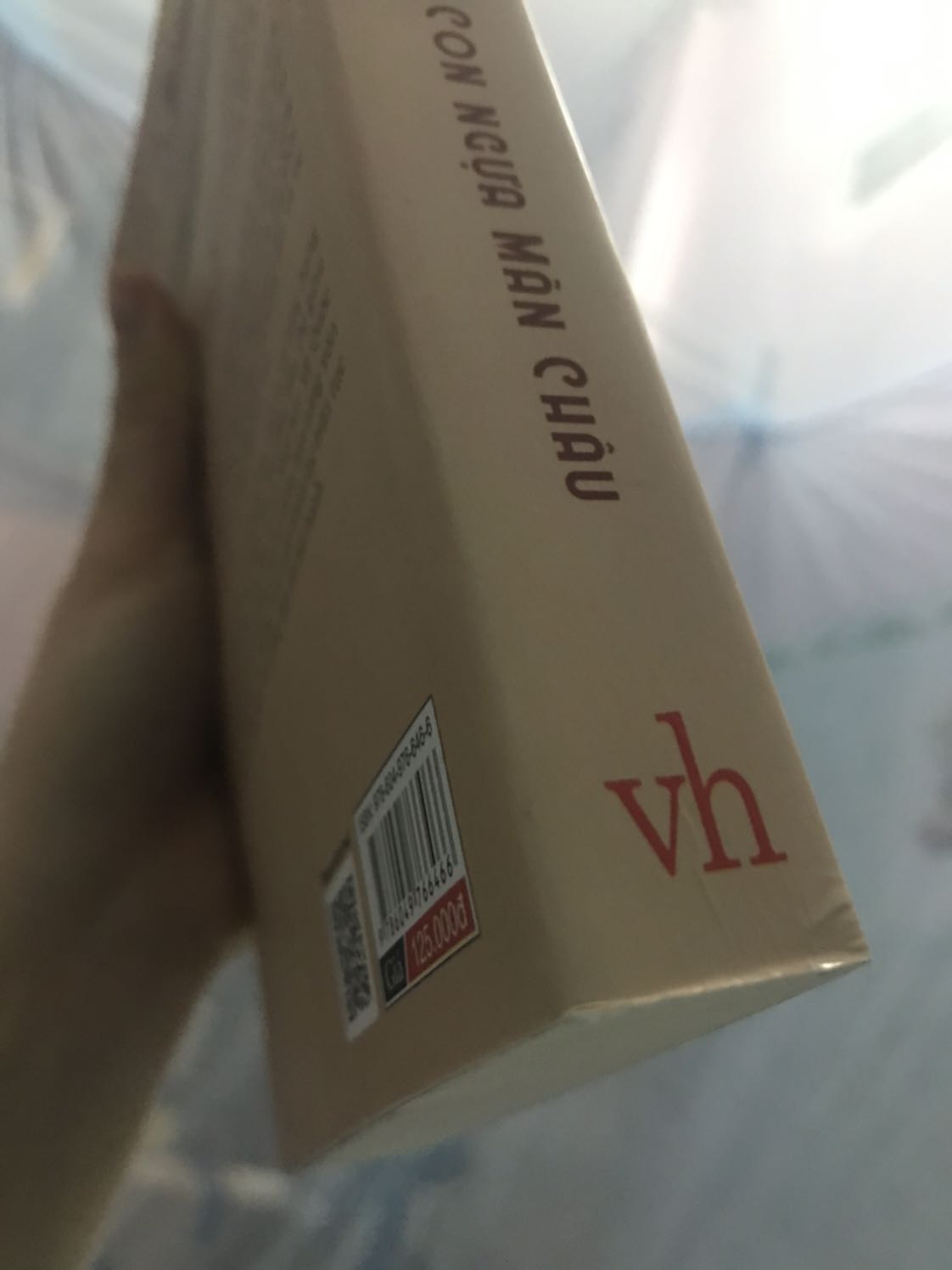 Giao đúng hẹn nhưng đóng gói không chắc lắm làm gáy sách bị như hình.
Nội dung chưa đọc nên chưa đánh giá được.