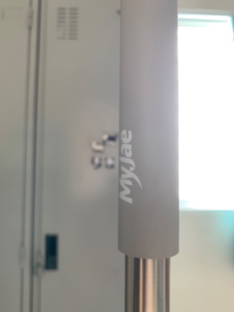 gọn nhẹ, có thể tự đứng được nên có thể xếp gọn vào góc. Khi kéo để vắt miếng lau sẽ hơi nặng tay.