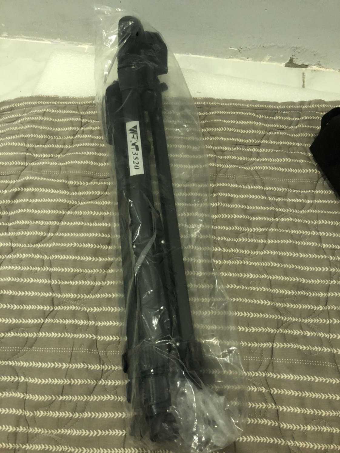 ko có 0 sao để đasnh, san phẩm ko có hộp, ko một tờ giấy nhãn mác, bao đen dơ như đã qua sử dụng, ko tặng kèm kẹp hay remote gì luôn. Mình ddang can gap nên lay ra xai luon, ko hoàn trả hàng đc, nhung cảm thấy thất vọng ghê gớm.