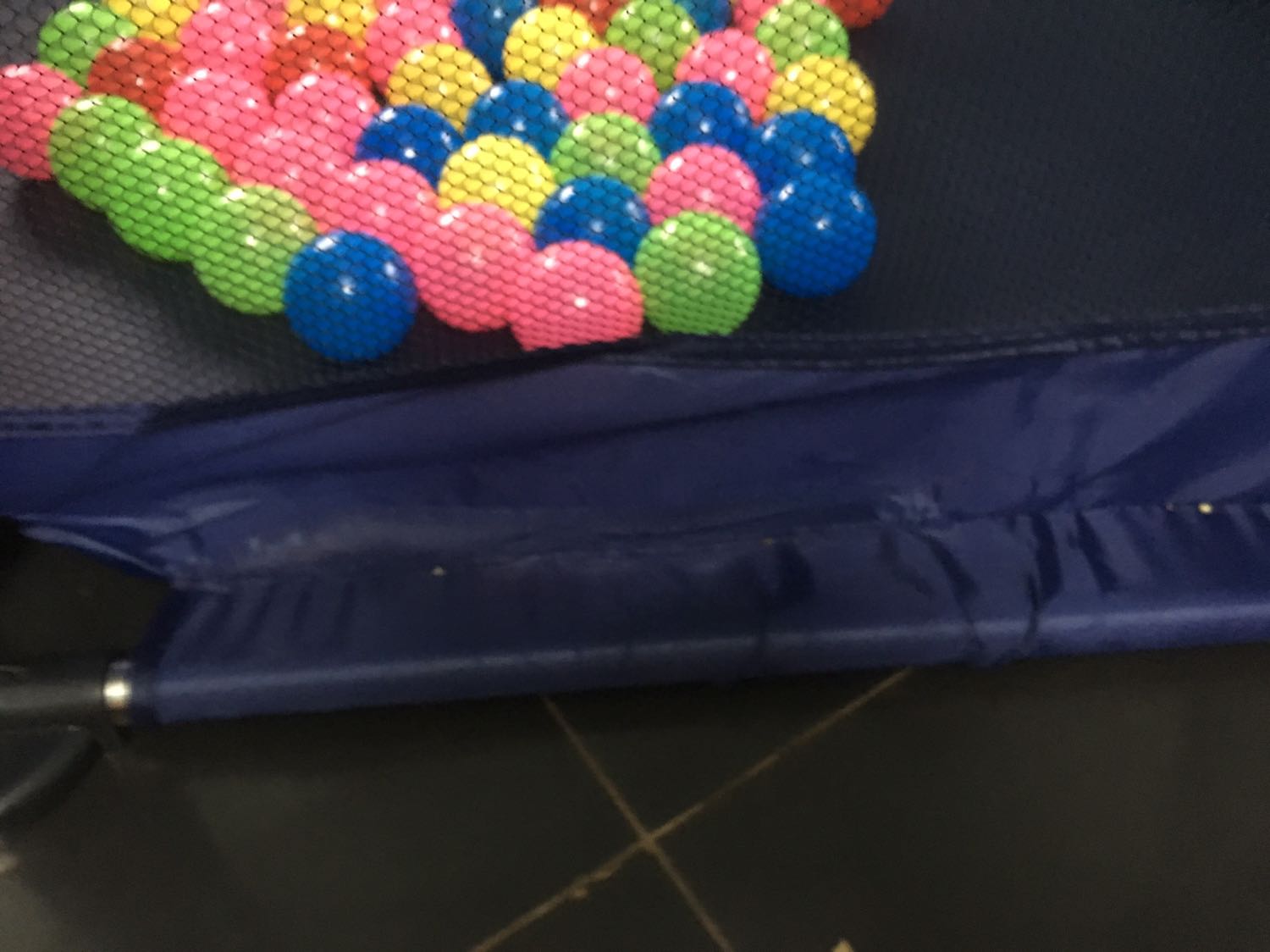 Nhận hàng mà thấy thất vọng kinh khủng. Bóng thì ko đủ 100 quả, vải quây thì chưa dùng đã bung.