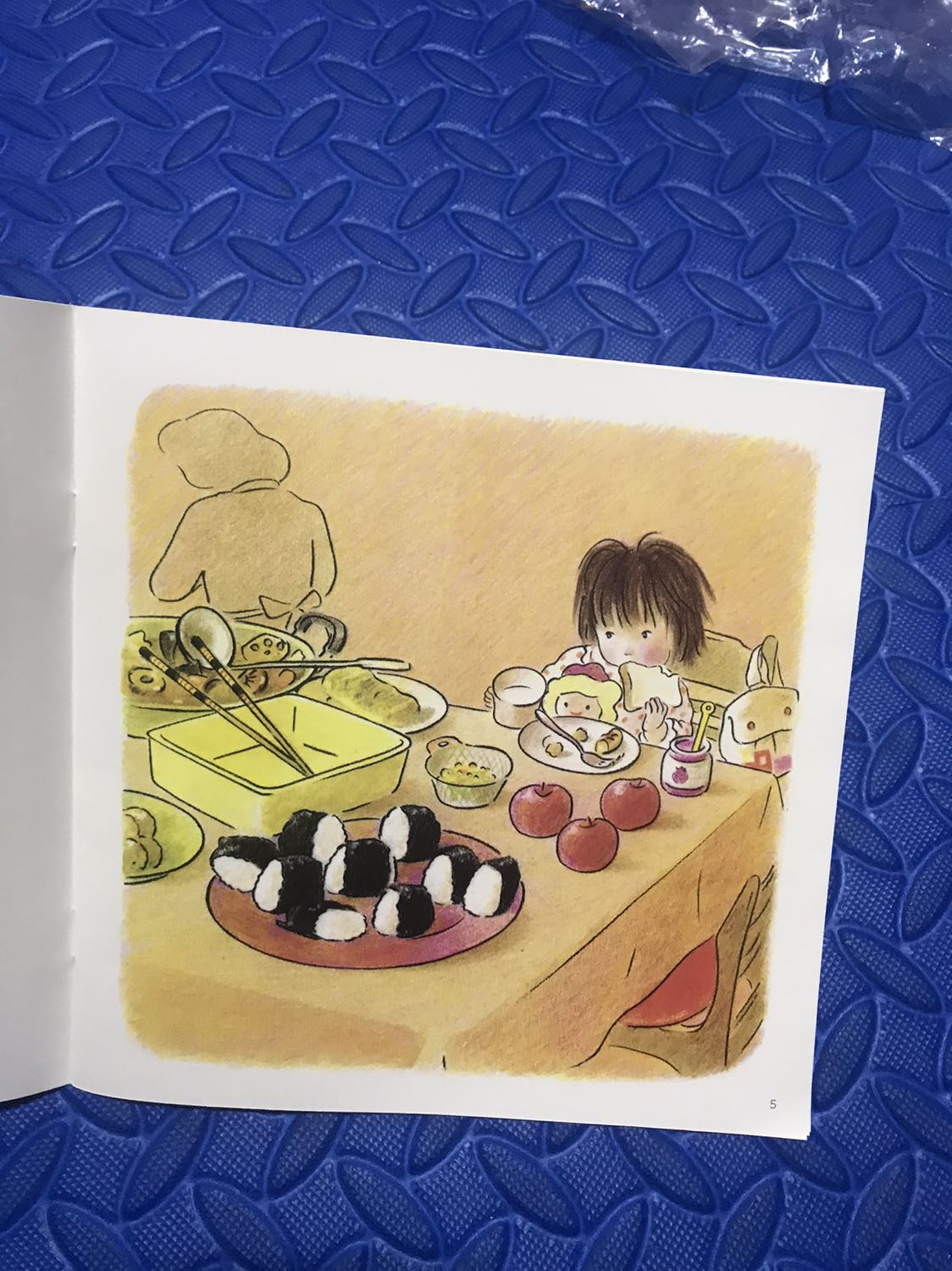 Shop đóng gói cẩn thận. Sách in màu bìa bóng. Nội dung đơn giản ngây Ngô cho trẻ con. Mình đọc mà bật cười vì giống ng y ngoài đời thật. Em bé nghĩ rằng đó là giúp bố mẹ. Nhưng thực ra làm hỏng hết. Chuẩn bị ra ngoài chơi thì tự Chạy ra sân, bị ngã lại bẩn hết quần áo đẹp. Mẹ lại phải thay lại từ đầu. Sale 12k. Hình vẽ dễ thương.