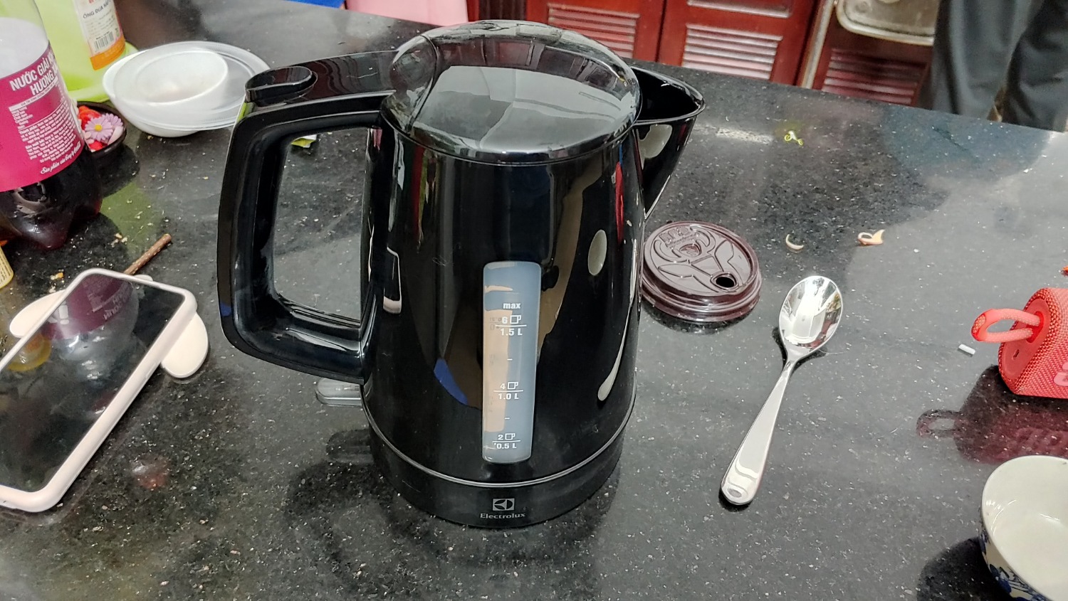 Sản phẩm cầm chắc tay, bên trong hộp đóng gói rất kỹ càng. Đặc biệt phần miệng bình (nơi rót nước) có 1 miếng lưới lọc trông rất ok. Mới dùng được 2 ngày, còn độ bền thì phải để thời gian chứng minh