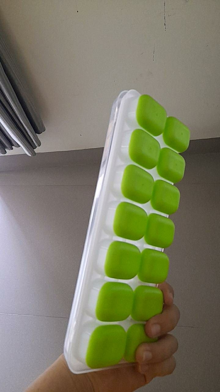 Mình đã nhận được hàng nay đặt mai có liền, sản phẩm dễ dùng cầm úp khay đá dùng 2 ngón cái nhấn phần nhựa dẻo là ra liền