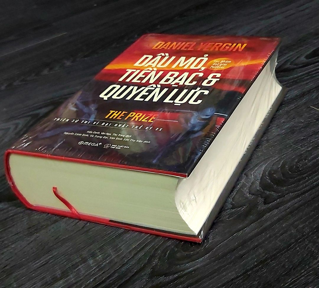 "Là cuốn sách đồ sộ và hùng tráng về chủ đề dầu mỏ đầy bí ẩn, lôi cuốn và mang tính sống còn với thế giới, Dầu mỏ, tiền bạc và quyền lực không chỉ trình bày những nhận thức cơ bản về dầu mỏ, quyền lực và tiền bạc mà còn về cả thế kỷ XX. Tác phẩm có sức khái quát đặc biệt, tầm quan trọng to lớn và lôi cuốn tới mức mê hoặc. Dầu mỏ, tiền bạc và quyền lực đã được hãng PBS dựng thành bộ phim cùng tên và được trao giải Eccle cho tác phẩm phi hư cấu xuất sắc nhất năm 1992."
Dịch vụ Tiki tiện ích và thân thiện người dùng. Mình nhận được nhiều ưu đãi từ Tiki, chỉ phải thanh toán 198k cho quyển sách này.