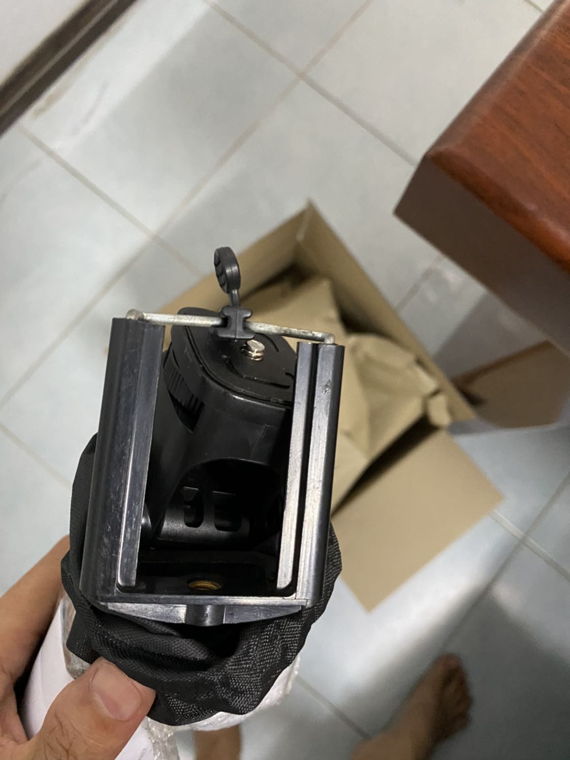 Mua của shop Vĩnh Hưng
Hàng không hộp, đuoc quấn pe bên ngoài. 
Kẹp sử dụng kẹp đểu, không phải kẹp vặn chuẩn. 
Hàng remote của Yungteng chứ không phải Yunfeng theo tiêu để. 
Ham rẻ nên trả giá. Thấy rẻ hơn các nhà bán khác. 
K hiểu sao tiki vẫn cho những nhà bán treo đầu dê bán thịt *** như vậy hoạt động.