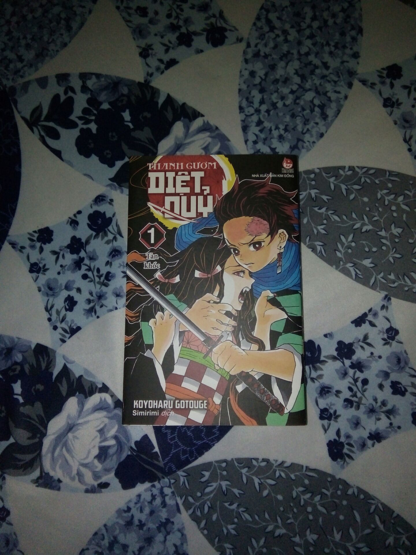 hàng về nhanh, đóng gói chắc chắn, có lót ly, tiếc là ko có màng co ( ko thấy màng co nên sợ rớt cái lót ly, hên là vẫn còn ), mình xuôi ko có poster ( 1 số người có, chắc mấy người đó best nhân phẩm cmnr ), sách hay, nên mua, nếu chưa xem kny anime thì nên đọc cái này trước mới xem anime vì anime làm hay hơn manga ( theo mình )