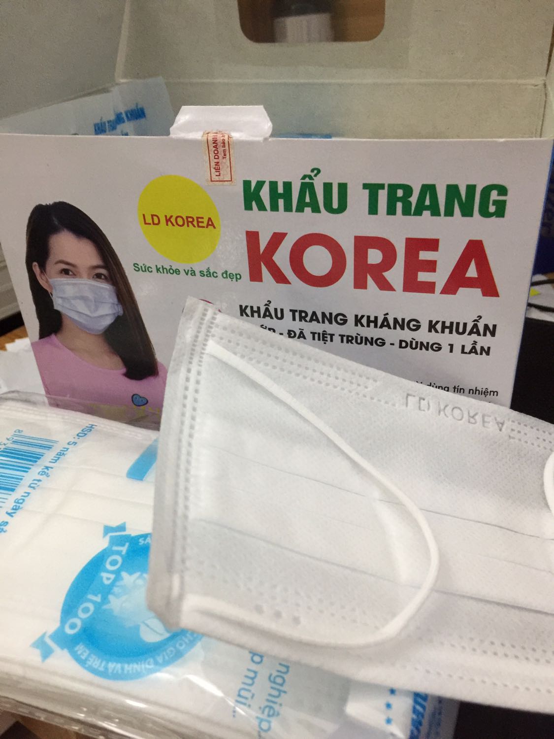 4 lớp dày dặn, chất lượng, dây đeo dày và tròn rất êm, chắc chắn xịn sò. Mua km 50k hộp 50 cái tính ra 2 cái 1k quá rẻ luôn