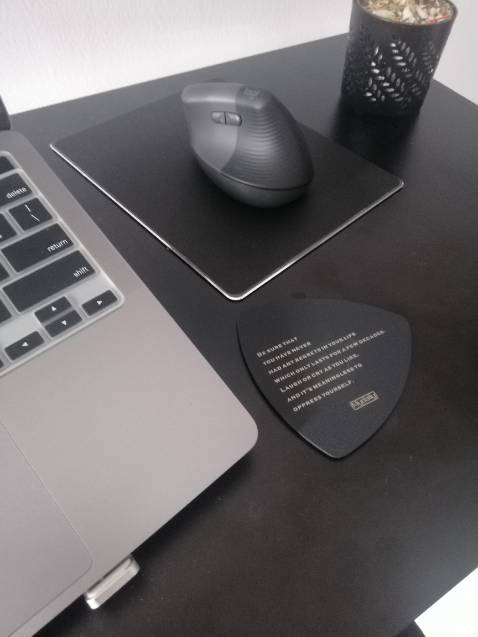 Chuot logi thì khỏi bàn, cầm thích lắm, ko tiếng click