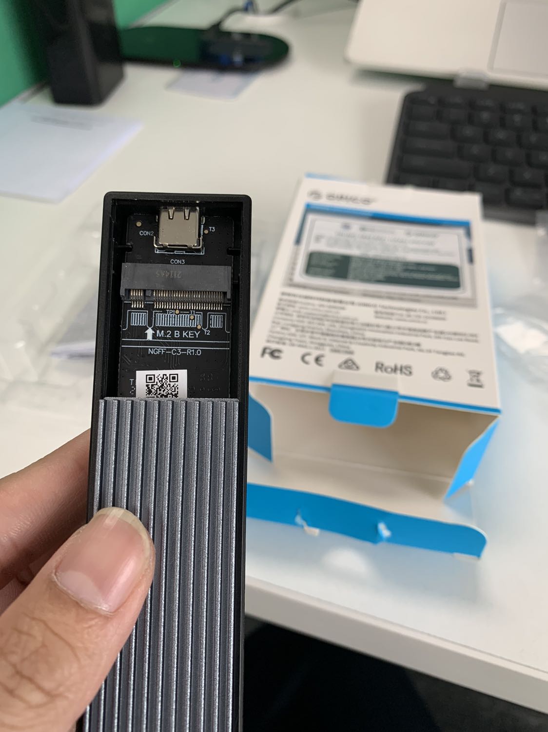 Mua mấy hôm trước mà hôm nay mới mở phát hiện   Giao hàng sai, KHÔNG ĐÙNG ĐƯỢC, hình đăng khe M2 mà giao là loại B key. Shop *** đảo, bây giờ đâu ai dùng loại B key nữa đâu.
Mong được trả hàng.