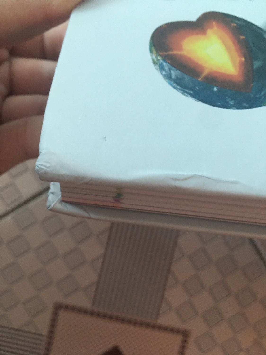 Tuy mình săn giá rẻ nhưng đóng gói cực kì kém, làm nát hết quyển sách không kể tới việc rách cả trang sách, giao hàng hẹn bảo thứ Hai giao nhưng đến tận trưa thứ Ba sau khi mình gửi *** thì mới giao. Mình đã liên hệ để hỗ trợ, cũng được xin lỗi vì giao trễ và thái độ shipper cũng tốt. Nên đánh giá 2 sao. Tiki nên gói hàng vào hộp bảo vệ sách hơn nhé, bọc bằng bì nilon thì sách nào chịu nỗi. Sách tuy sale nhưng cũng gần 400k mà gói tệ quá