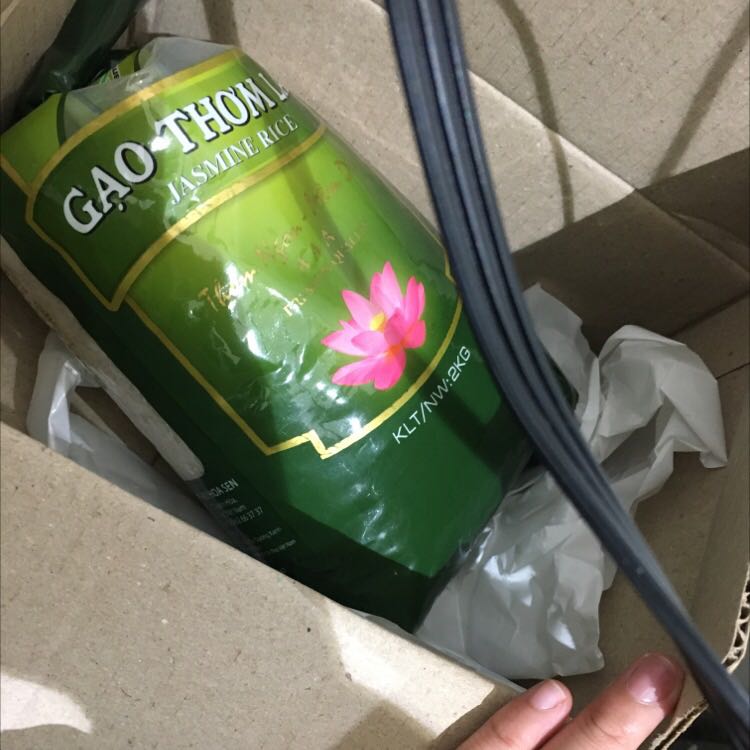 Hàng đóng gói hộp đẹp, dán chữ hàng dễ vỡ. Nhưng bên trong không có tí nào xốp chống va đập :))). Shop giao hàng nhanh. Hàng như trong hình.