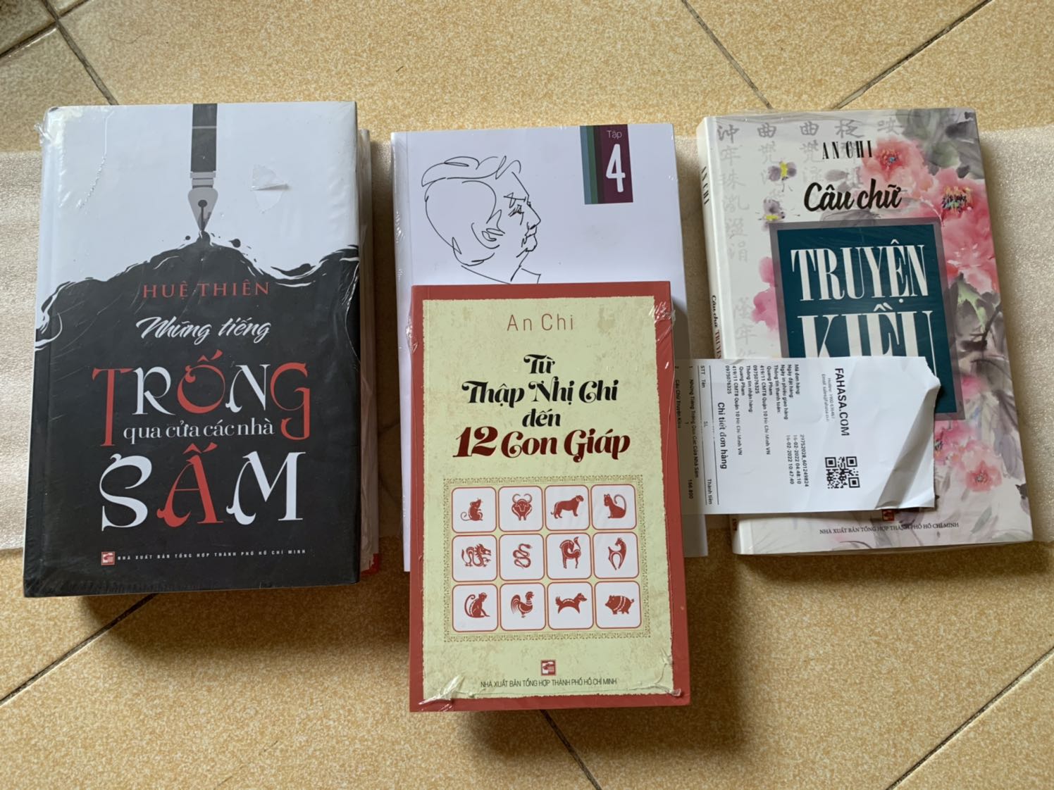 rất thiện cảm cách đóng hàng của Fahasa, sách luôn mới, bao bọc sách cẩn thận, luôn kèm hoá đơn,
giao hàng nhanh, mọi thứ đều tốt, rất ủng hộ Fahasa!