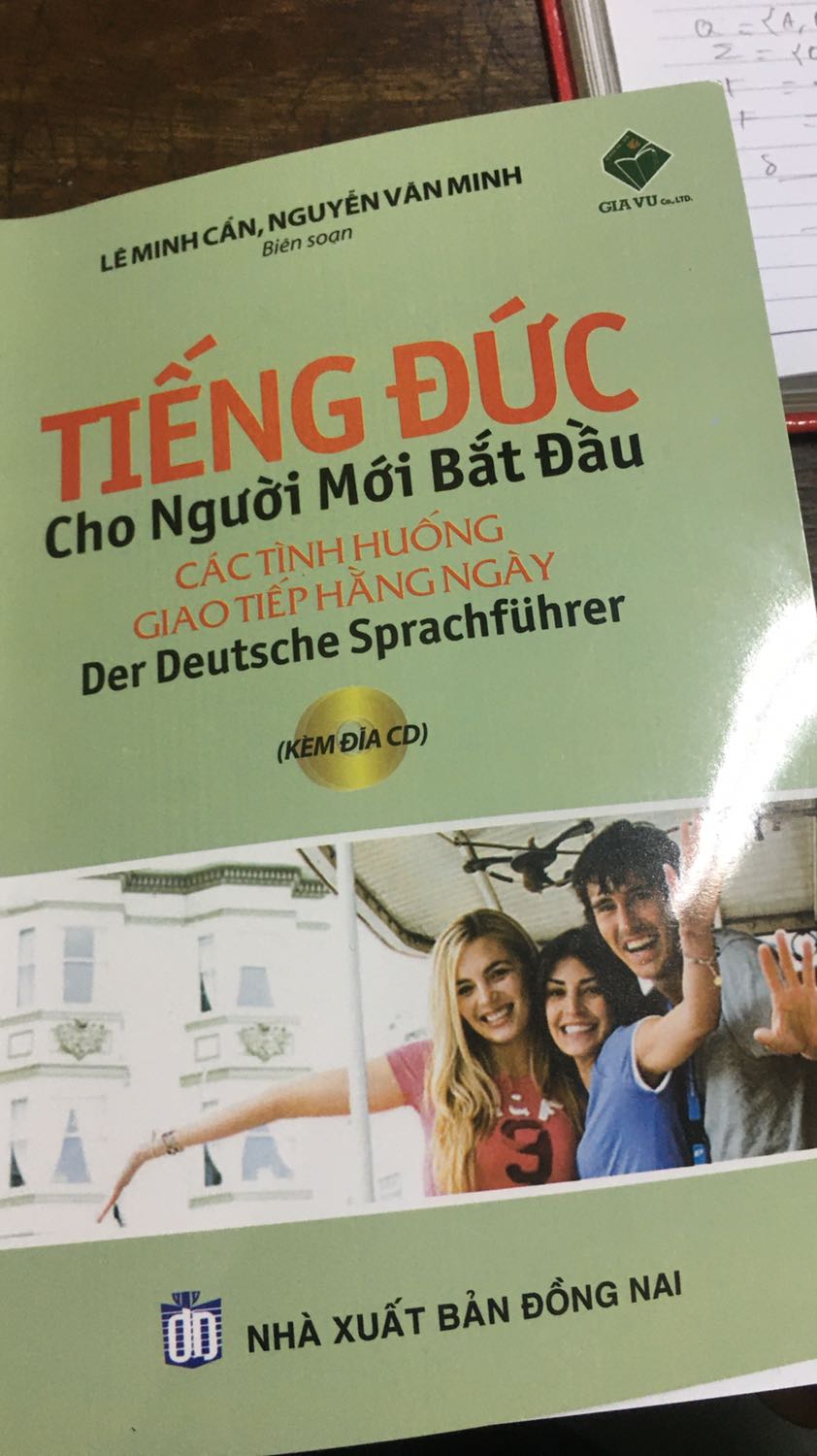 Sách cho người mới bắt đầu nhưng không hề bắt đầu dạy ngữ pháp hay từ vựng mà dạy mẫu câu kiểu HỌC VẸT. Ai muốn học chuẩn chỉ thì tránh xa. 
Quyển sách này gồm: 
-một lô xích xông các loại giao tiếp 40 trang.
- ngữ pháp 40 trang
- 70% còn lại là TỪ ĐIỂN ?????